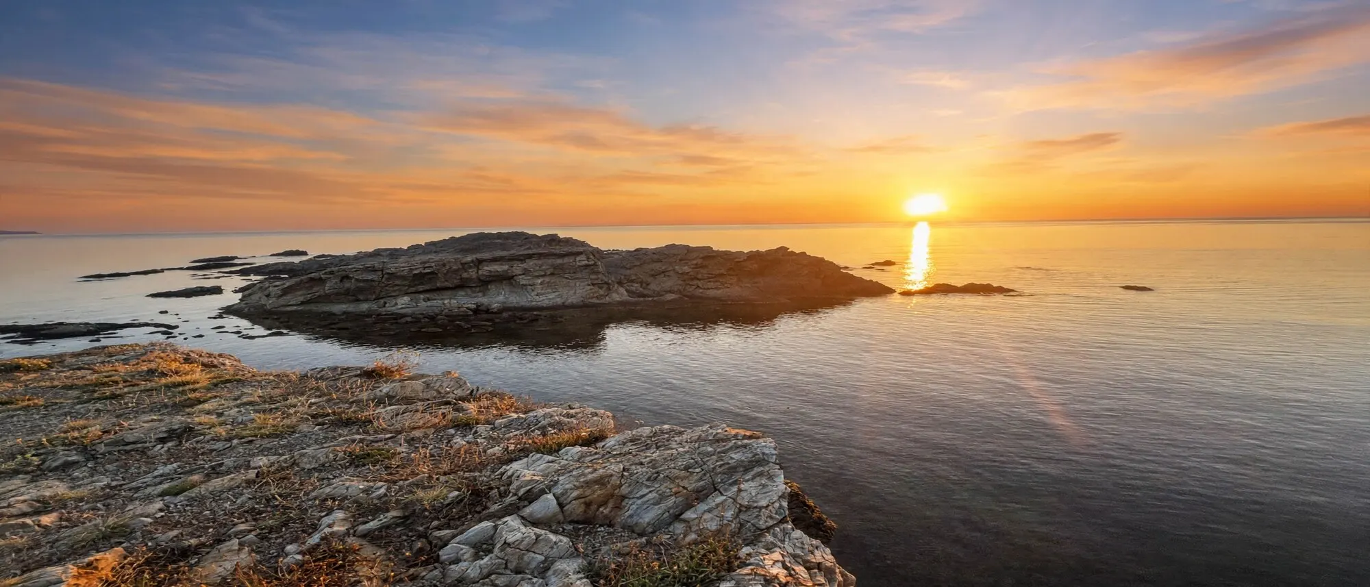 Amanecer sobre el mar Mediterráneo