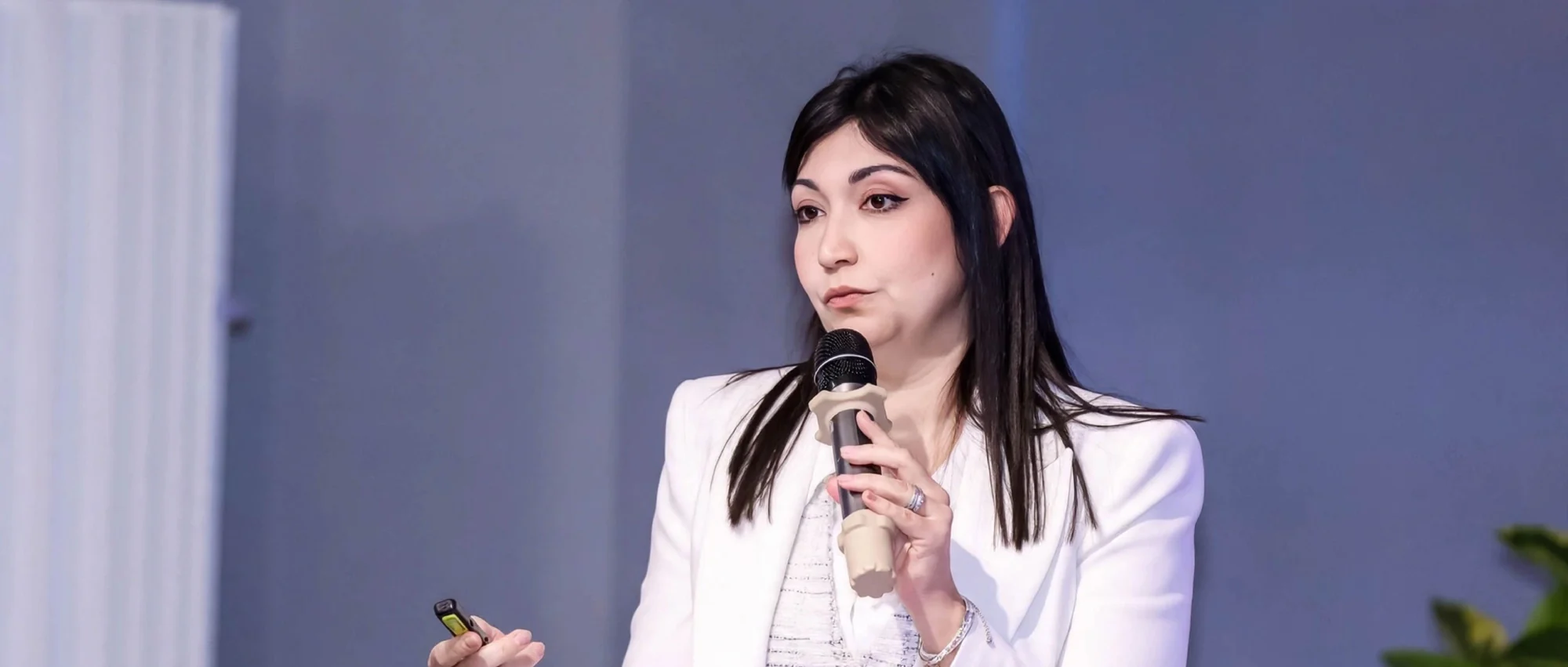 Oriana Pombilio durante una ponencia sobre regulación metabólica